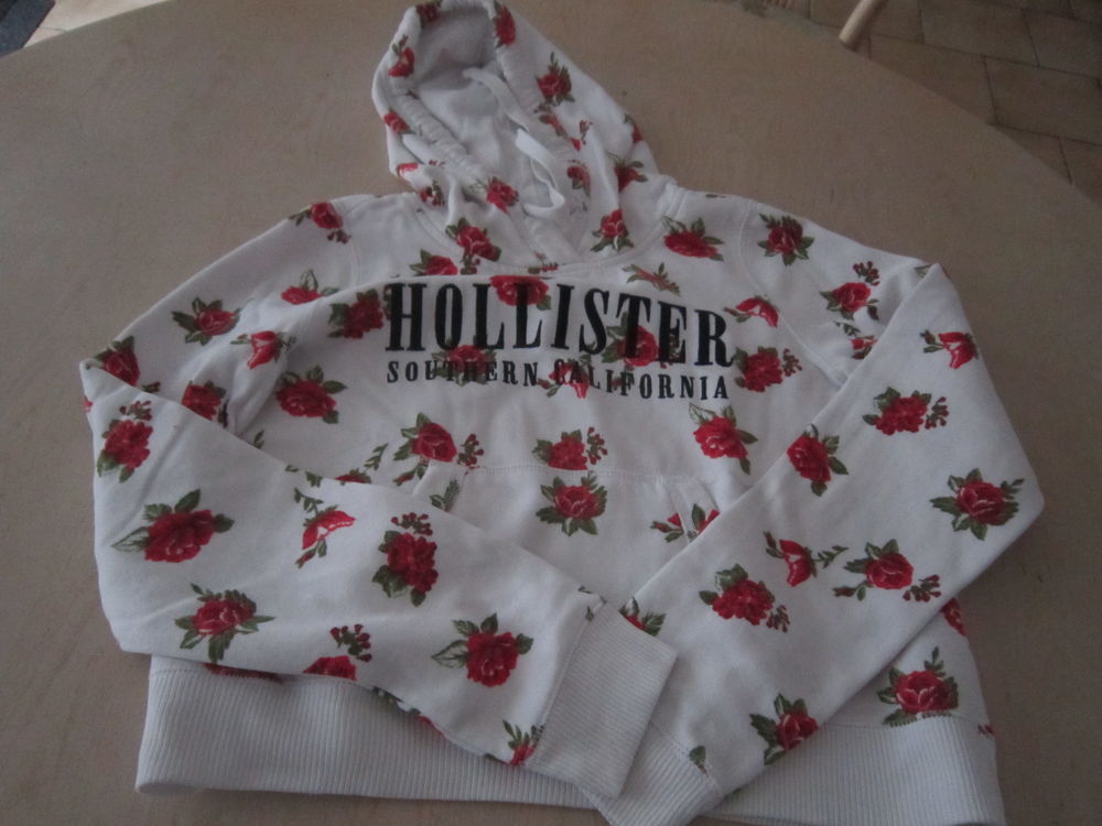 d'un sweat blanc � roses rouges et capuche 25 Brignais (69)