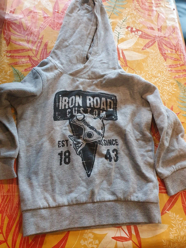 Sweat � capuche gris - 5 ans 2 Aubvillers (80)