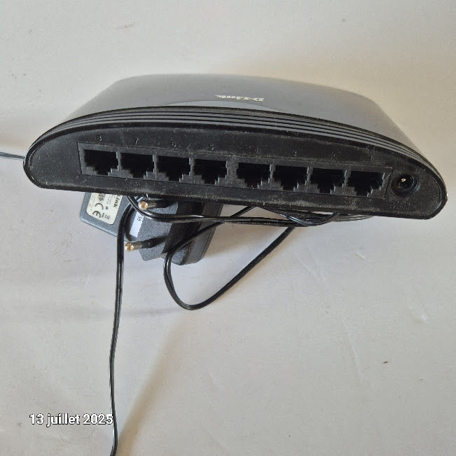 Switch D-link  mod�le des-1008d (8 ports 10/100Mps) noir ave 10 Saumur (49)