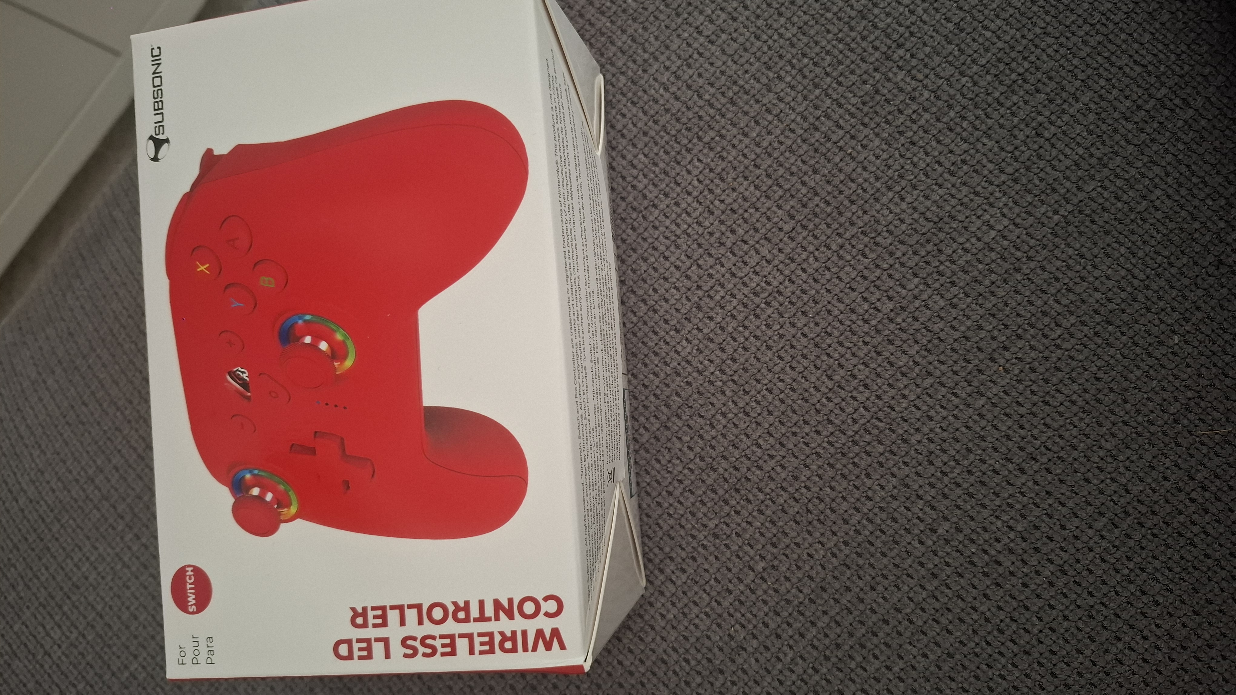 switch et une manette rouge 225 N�mes (30)