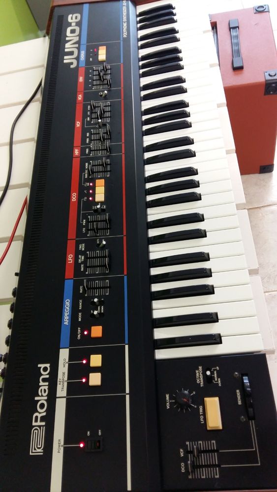 Synthetiseur analogique
Roland Juno 6
Parfait �tat 1500 N�mes (30)