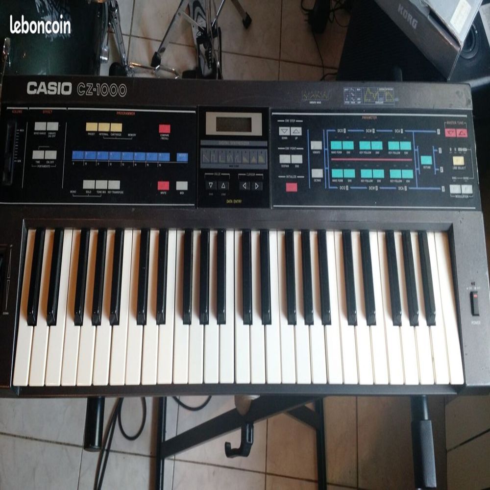  Synth�tiseur Casio CZ 1000,  1985, Japon.
325 Poitiers (86)