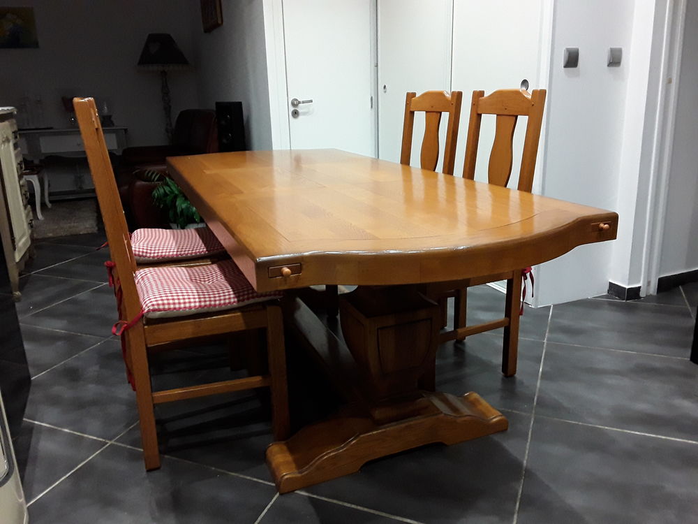 Table et ses 4chaises 0 La Ciotat (13)