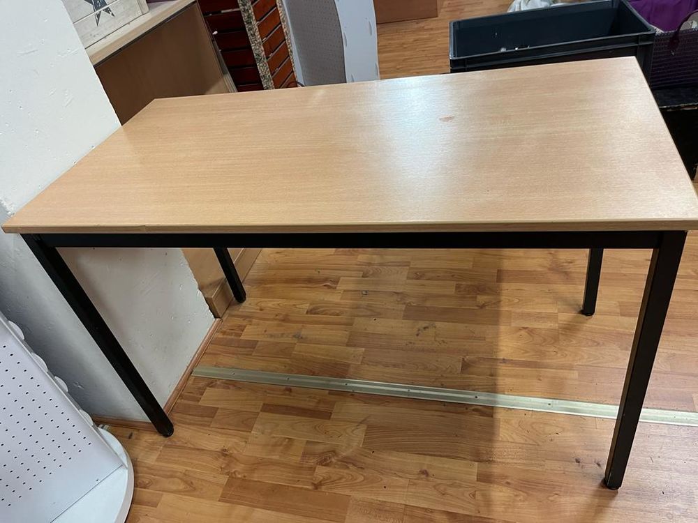 Table 60cmx1.20x73cm hauteur. 20� / 100� le lot de 7
20 Osny (95)