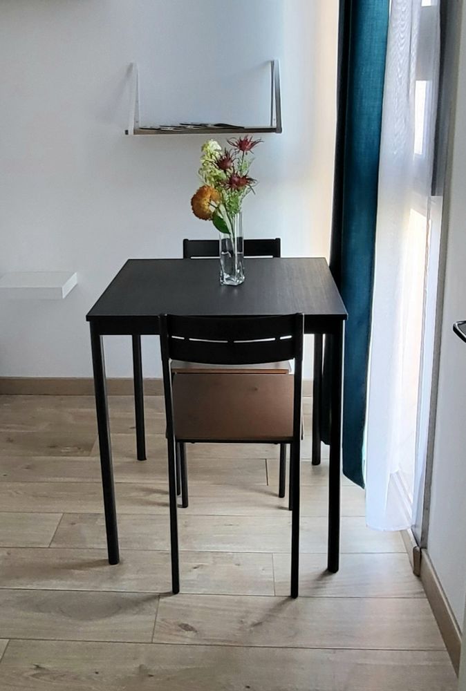 Table 67x67 et 2 chaises  IKEA 45 La Canourgue (48)