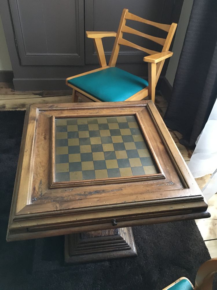 TABLE ANCIENNE DE JEUX DE DAMES
30 Pionsat (63)