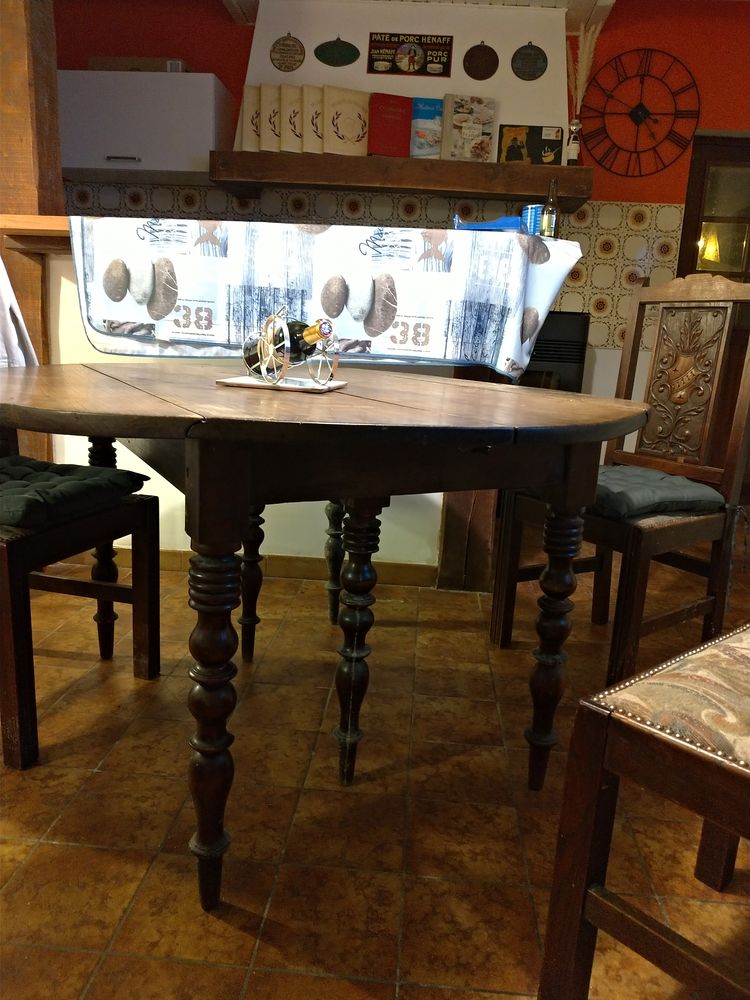 table ancienne style breton . 150 Minihy-Tréguier (22)