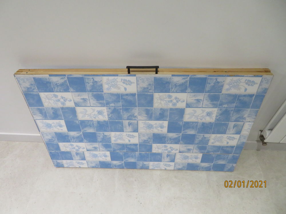 une table d'appoint pliante tr�s pratique ! 15 Comines (59)