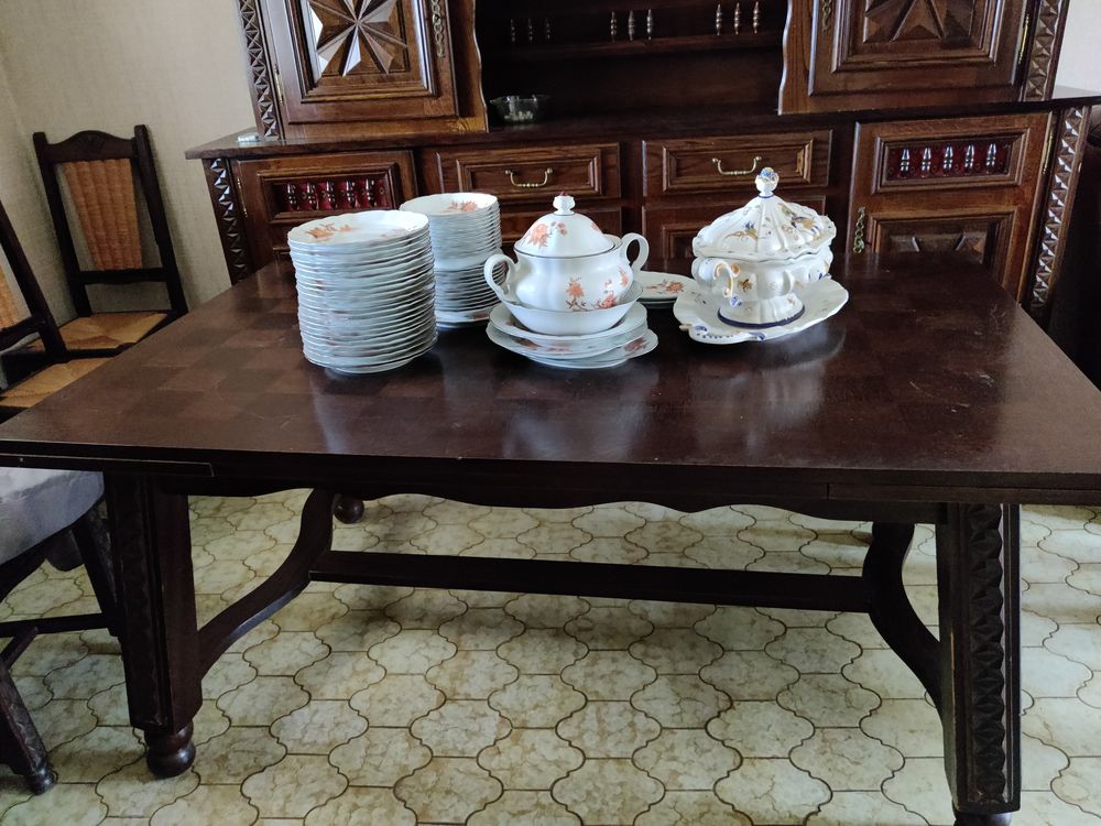 Table avec 6 chaises + lot de vaisselle 150 Le Passage (47)