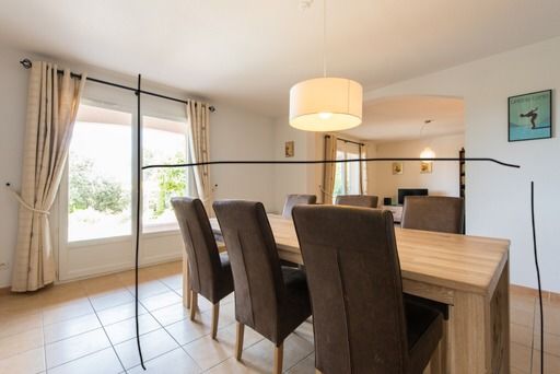 Table avec 8 chaises 350 Saumane-de-Vaucluse (84)