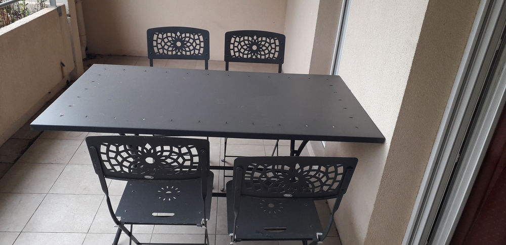 TABLE AVEC 6 CHAISES METAL GRIS FONCE 80 Fr�jus (83)