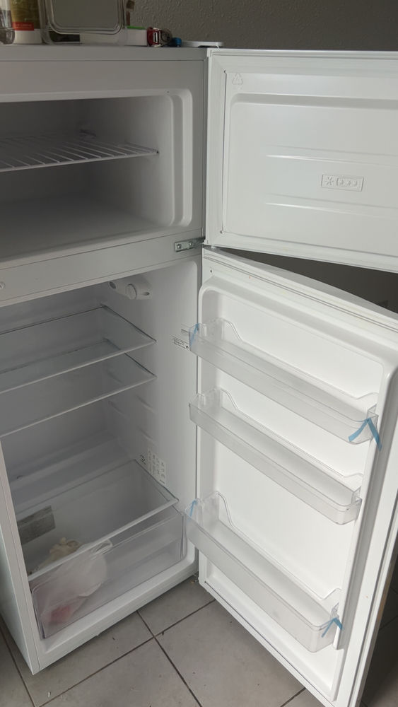 table avec deux chaises 130 Sainte-Clotilde (97)