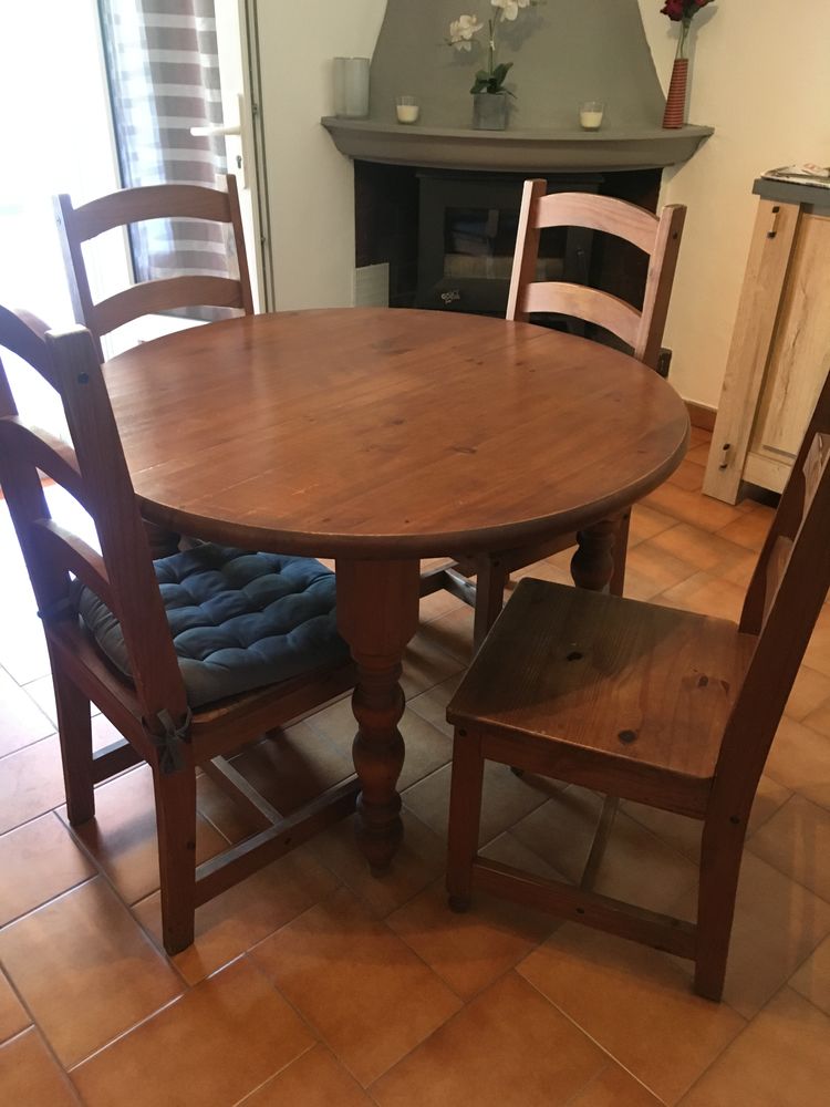 table avec rallonge et 4 chaises 50 Les Issambres (83)