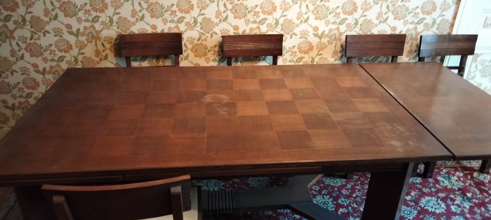 Table avec rallonges et ses 8 chaises 250 Ste Pezenne (79)