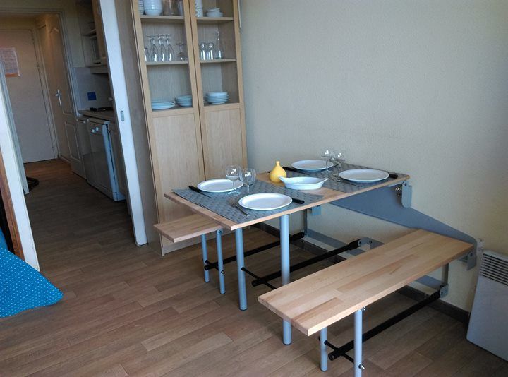 table et bancs relevables sur mur pour gain de place 60 Hy�res (83)