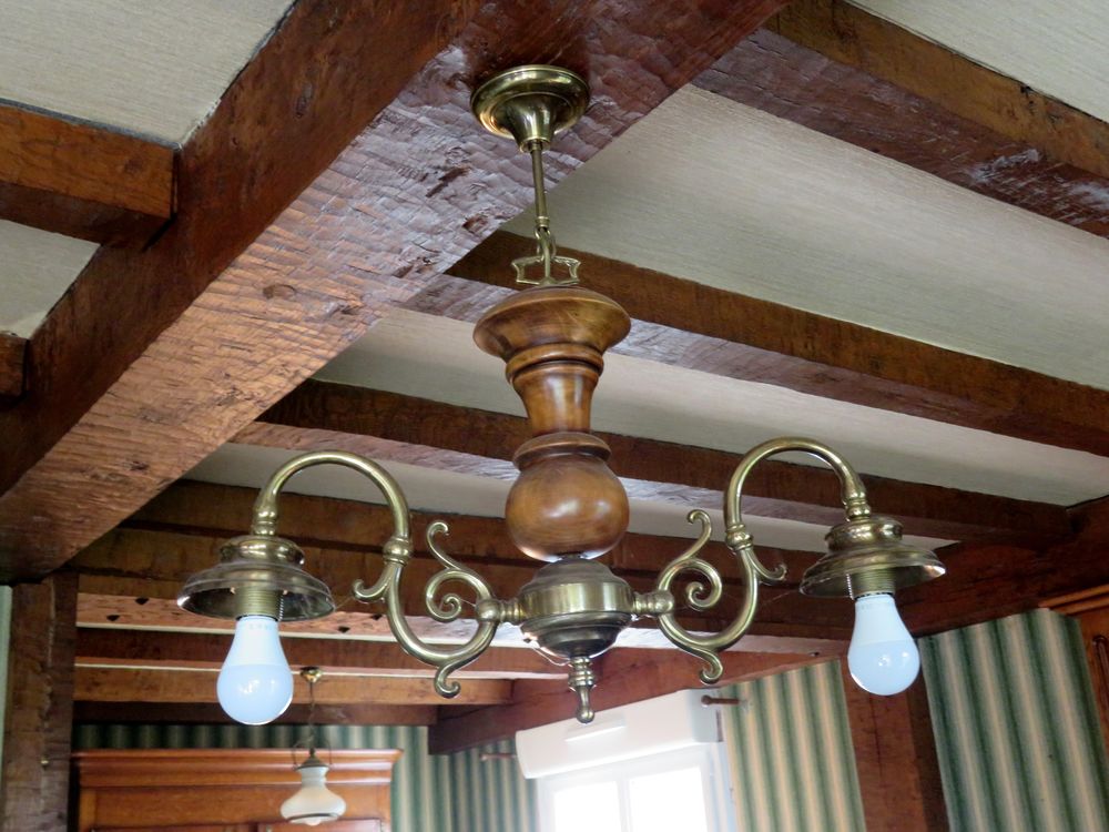 TABLE BASSE AVEC PLATEAU CARRELE et 2 luminaires
50 Martigny (50)