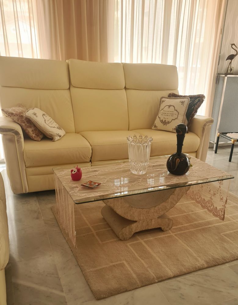 Table basse avec pied en pierre et plateau verre. 130 Nice (06)