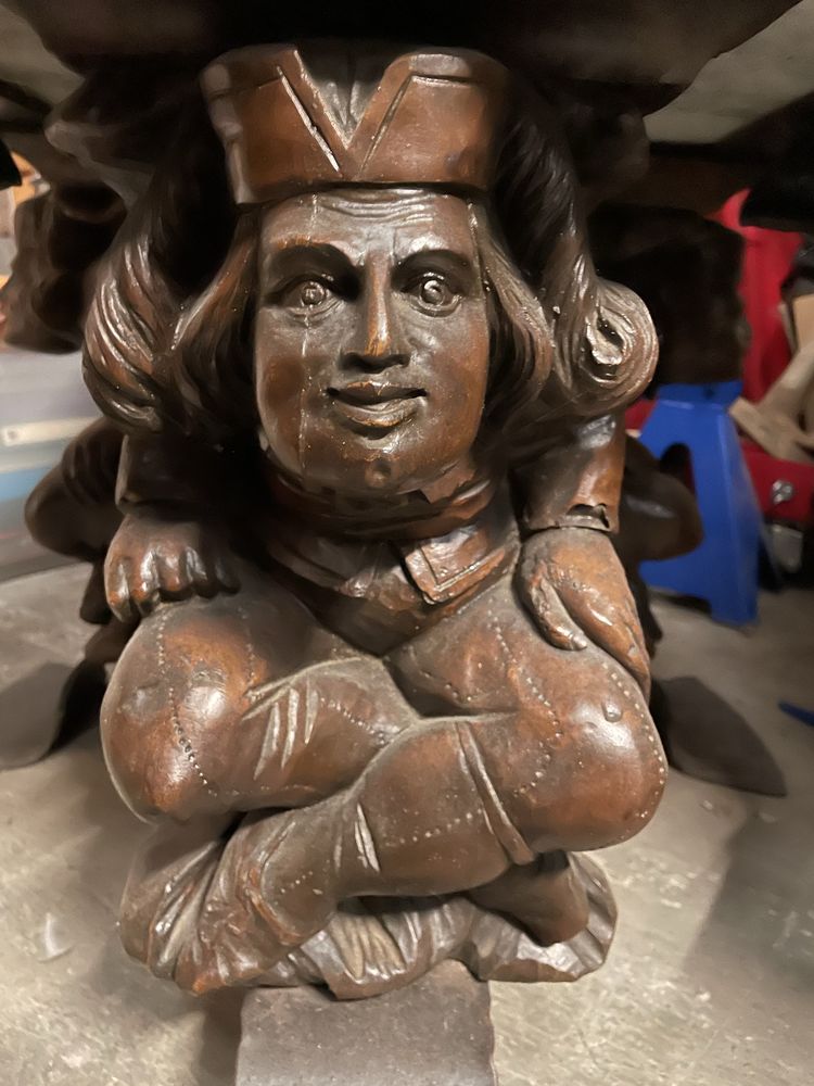 Table basse avec cariatides et plateau en marbre. 70 Conflans-Sainte-Honorine (78)