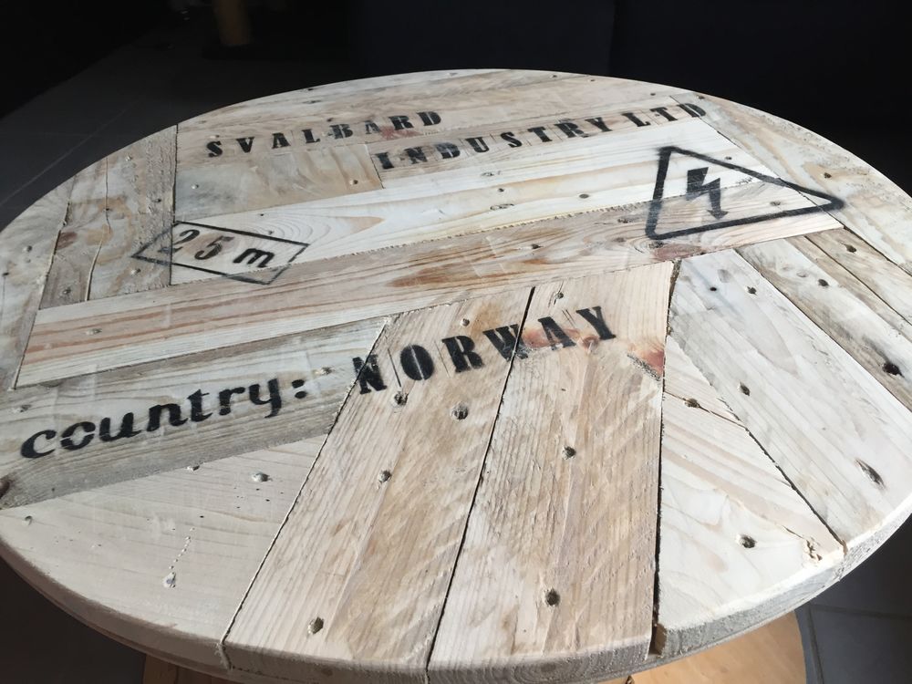 Table basse bois, ancienne bobine/touret. D�co int�rieure.
15 Besan�on (25)