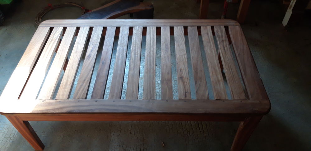 Table basse en bois d�origine Afrique de l�Est. 100 Contamine-sur-Arve (74)