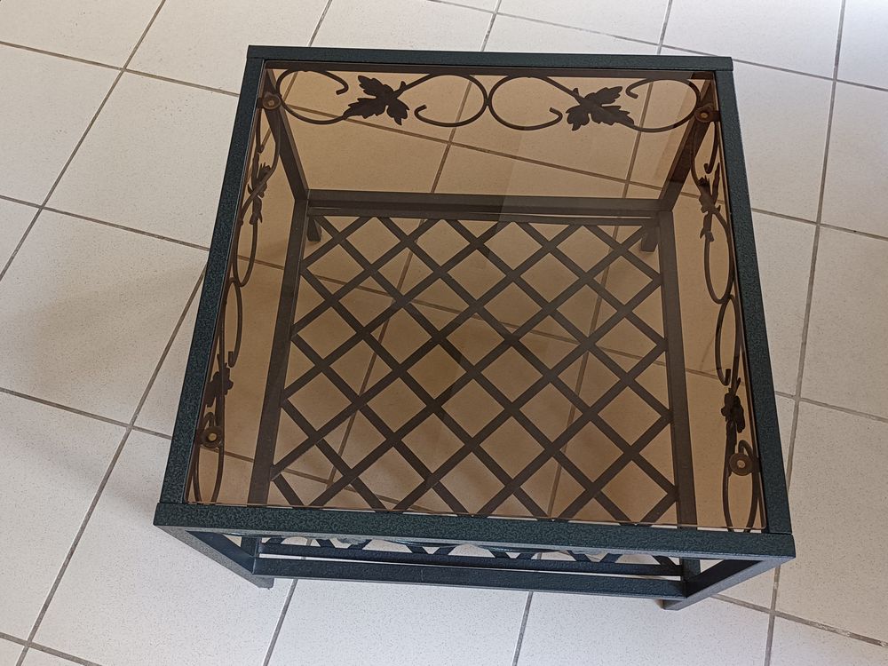 Table basse carr�e en m�tal dessus verre 25 Fontenay-le-Comte (85)