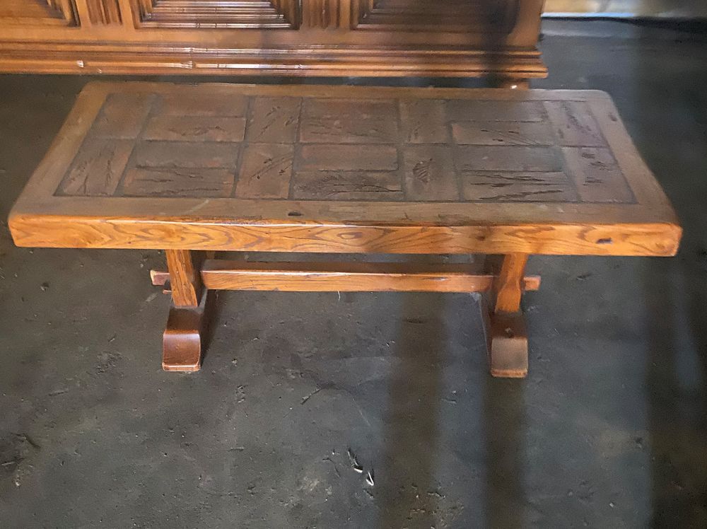 Table basse en ch�ne massif, plateau sculpt� et sign� 500 Volonne (04)