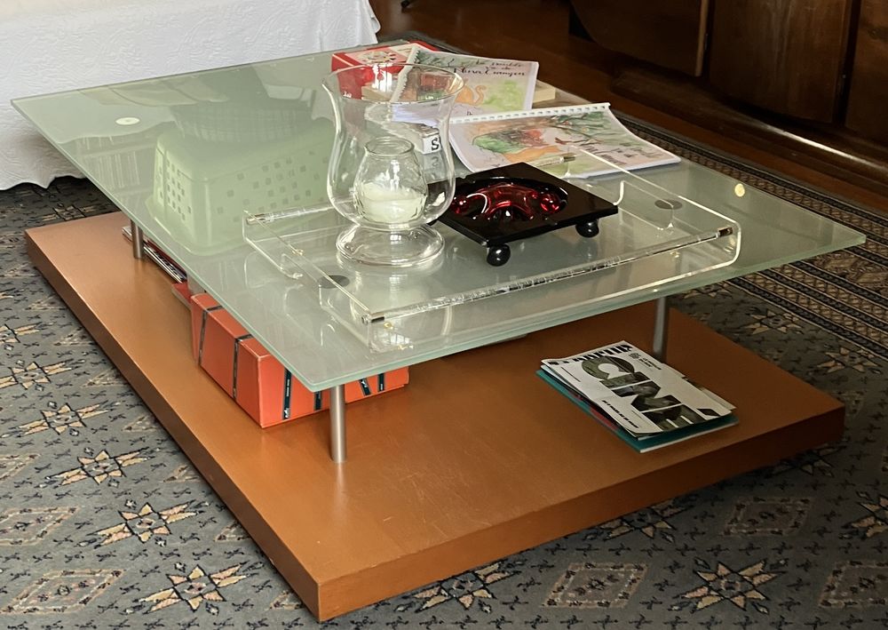 Table basse design sigl�e Pascal Mourgues a prendre s/place 380 Niort (79)