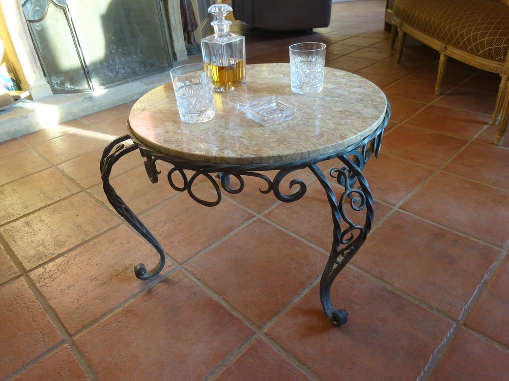 TABLE BASSE EN FER FORGE ET MARBRE ART DECO 40 Lacenas (69)