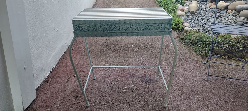 table basse en m�tal, avec 2 cadres 
10 Malo Les Bains (59)