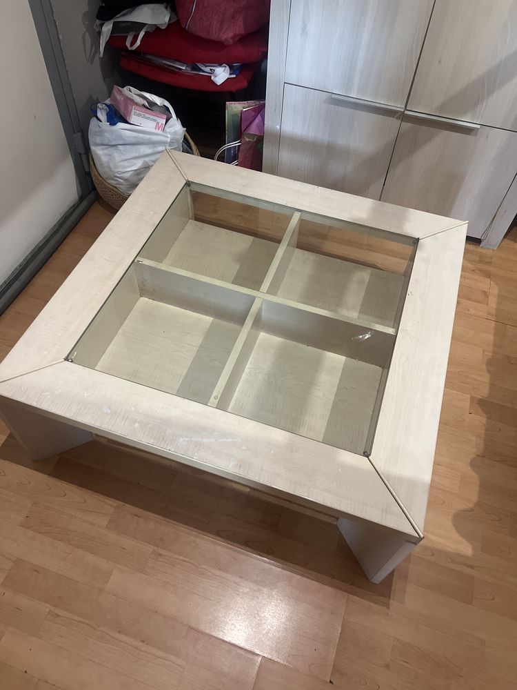 Table basse moderne avec vitrine int�gr�e. 150 Cachan (94)