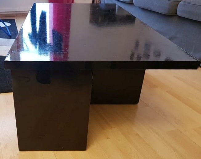 Table basse noire, salon 15 Toulouse (31)