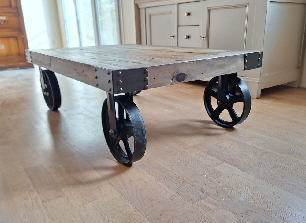 Table basse � roulettes - style brut et industriel 190 Massy (91)