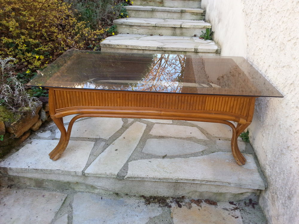Table basse de salon, en rotin et plateau en verre fum� 15 Saint-Martin-des-Champs (78)