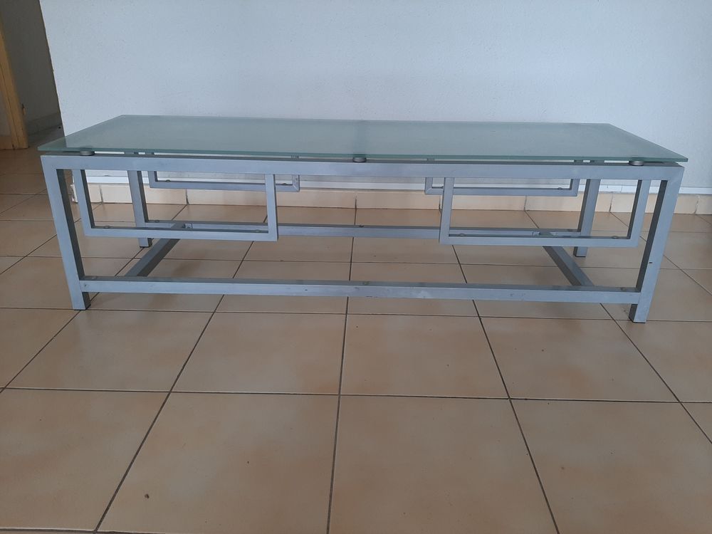 table basse verre/m�tal. Prix 70 euros
0696290992 70 Martinique (97)