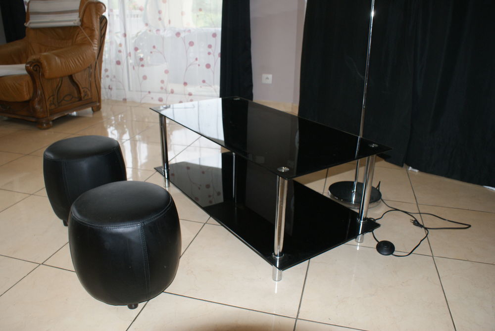 Table basse en verre noir + 2 poufs 55 Villebois (01)