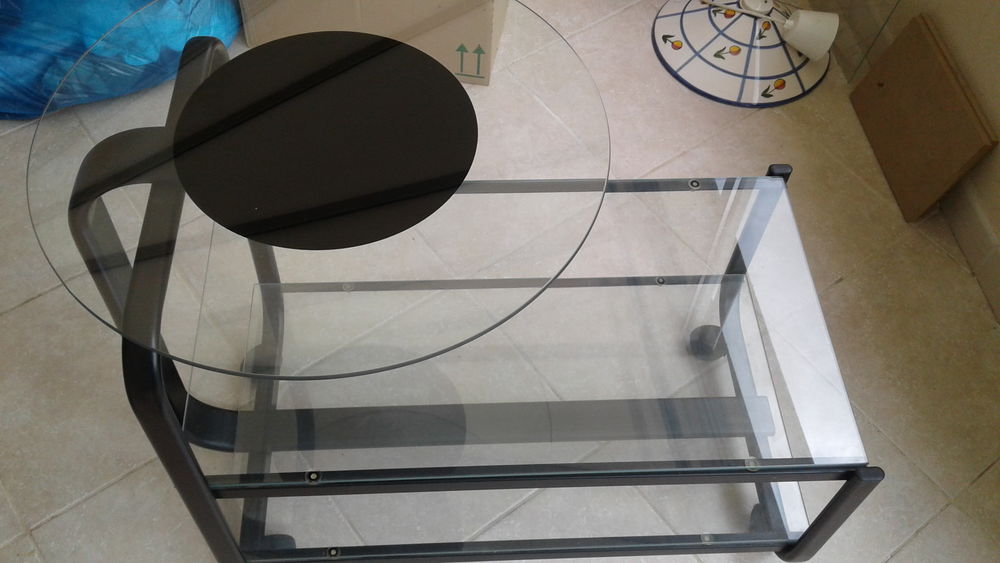 Table basse en verre sur roulettes avec un plateau rond 
15 Montaren-et-Saint-M�diers (30)