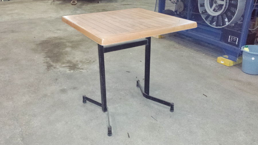 Table de bistrot en plastique imputrescible dimensions 70x70 55 Tours (37)