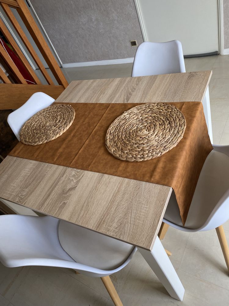 Table blanc et beige + 4 chaises scandinaves 55 Auxerre (89)