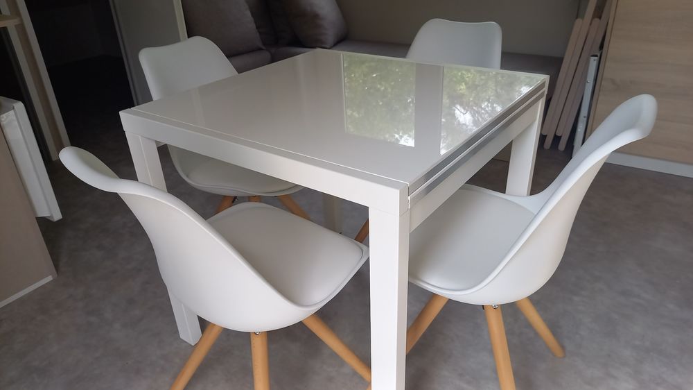 Table blanc brillant + 4 chaises blanches 200 Marcilly-sur-Eure (27)