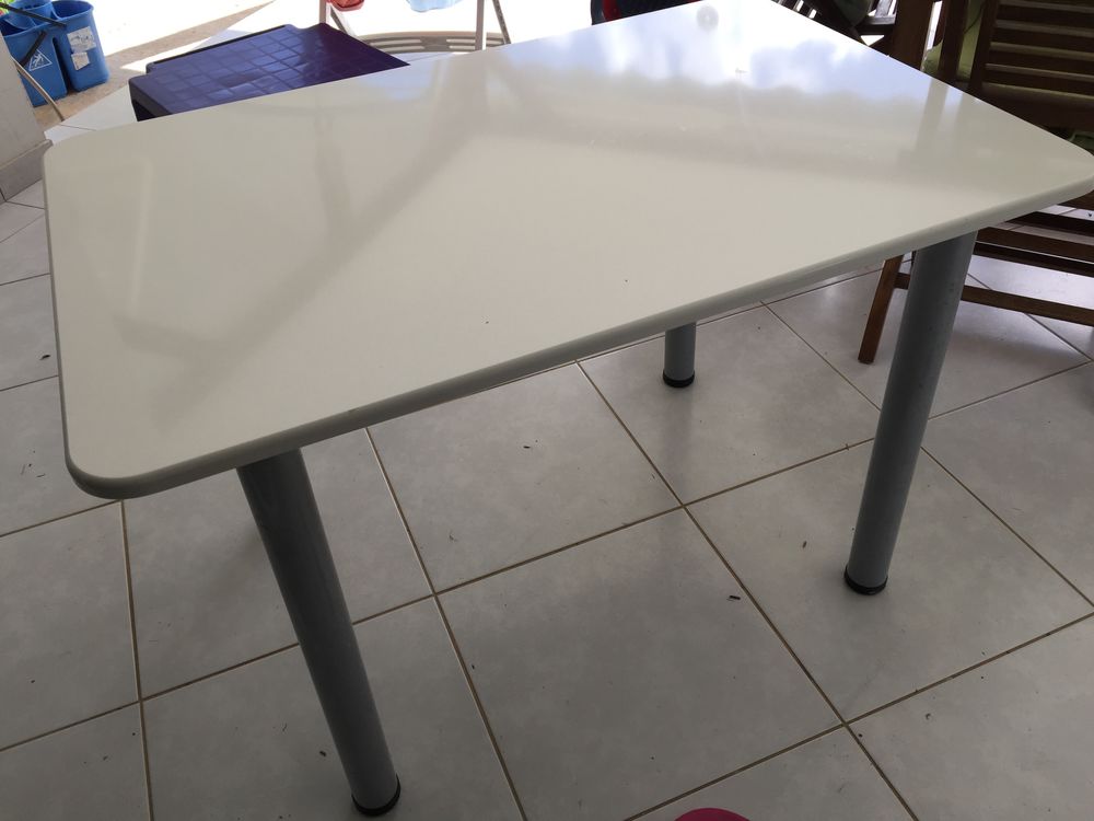 Table blanche d?appoint en pierre reconstitu�e 250 Le Robert (97)