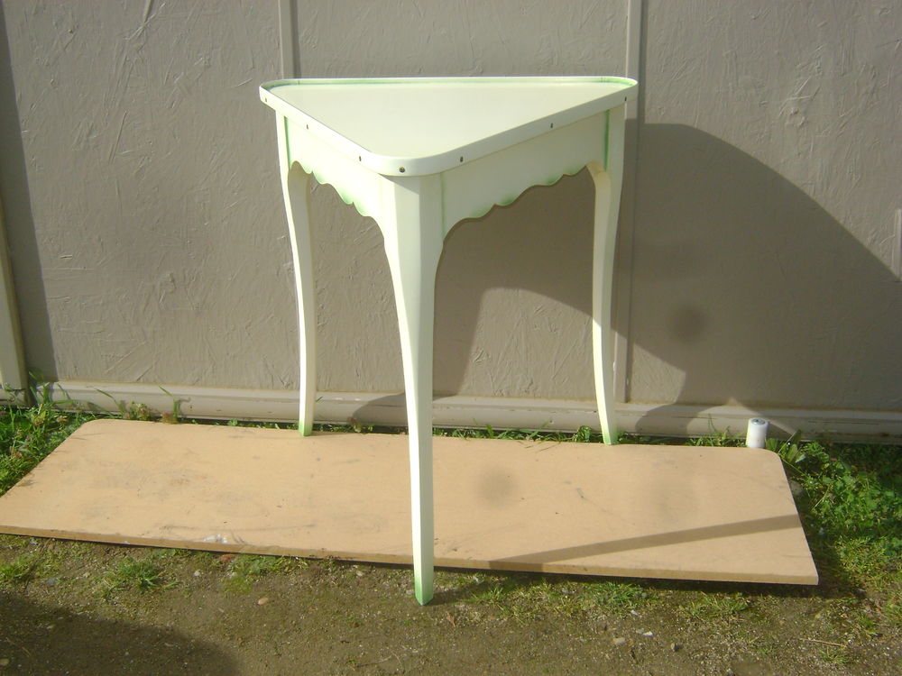 Table blanche laqu�e triangulaire 110 Ch�tellerault (86)