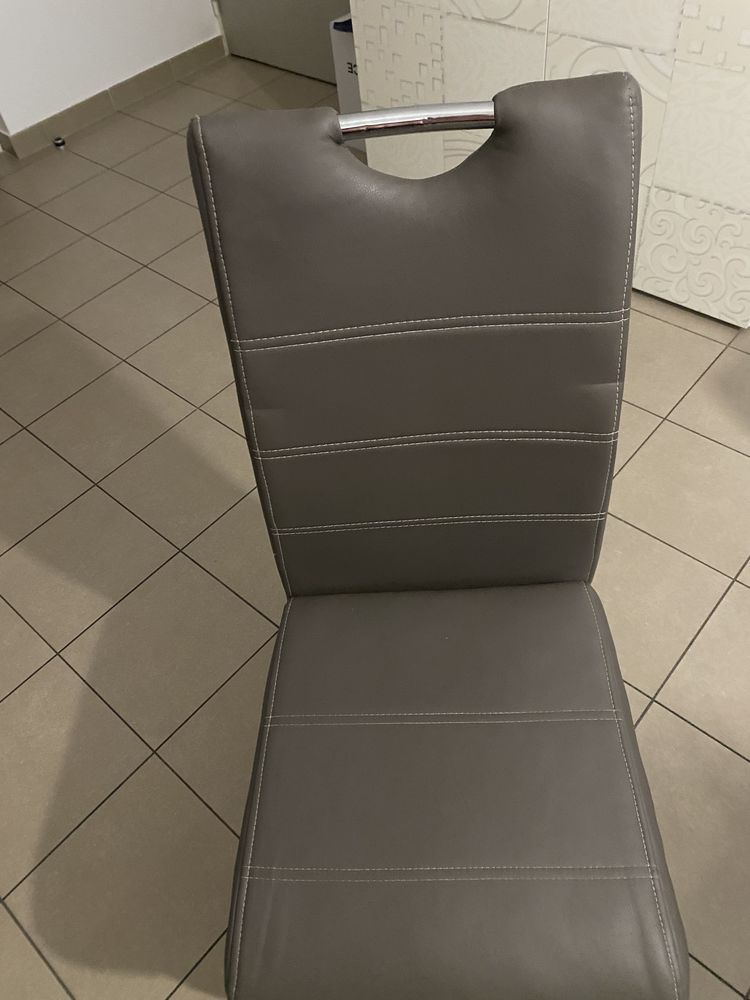 table blanche et quatre chaises grises en parfait état 230 Vedène (84)
