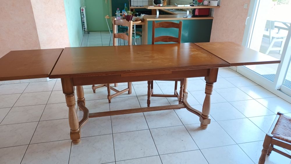 table bois avec 4 chaises 150 Larr� (61)