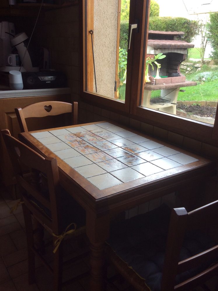 table bois /carrelage + 3 chaises  25 Sermaises (45)