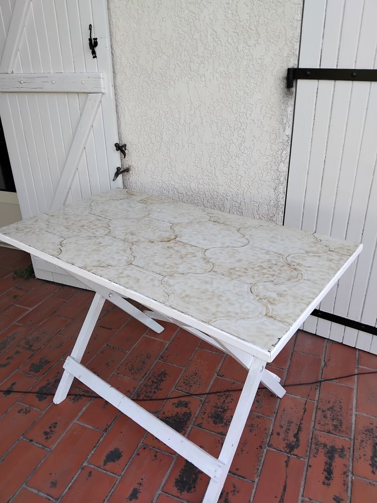 Table en bois carrel�e 20 Lafox (47)