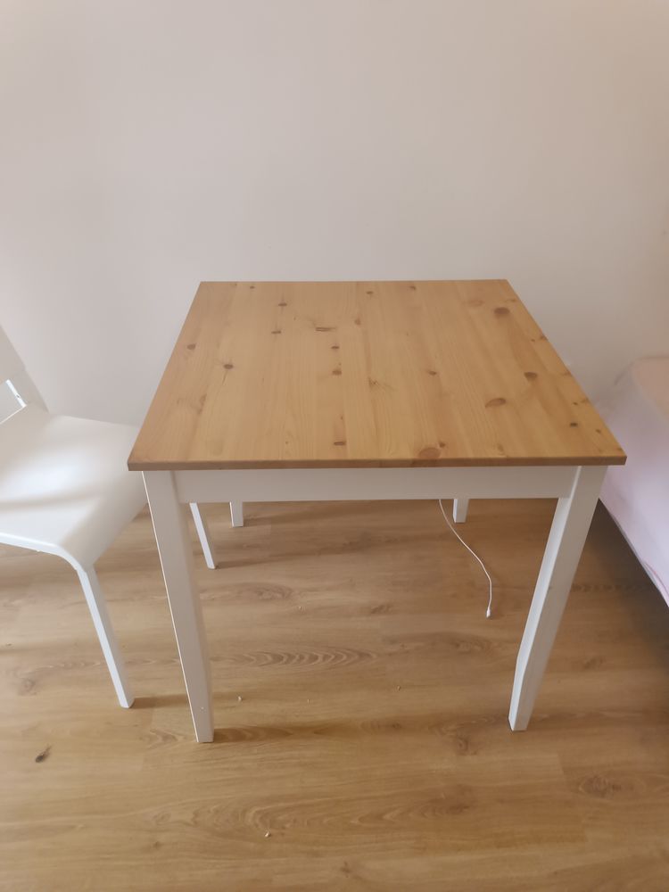 Table en bois et une chaise 80 L'Ha�-les-Roses (94)