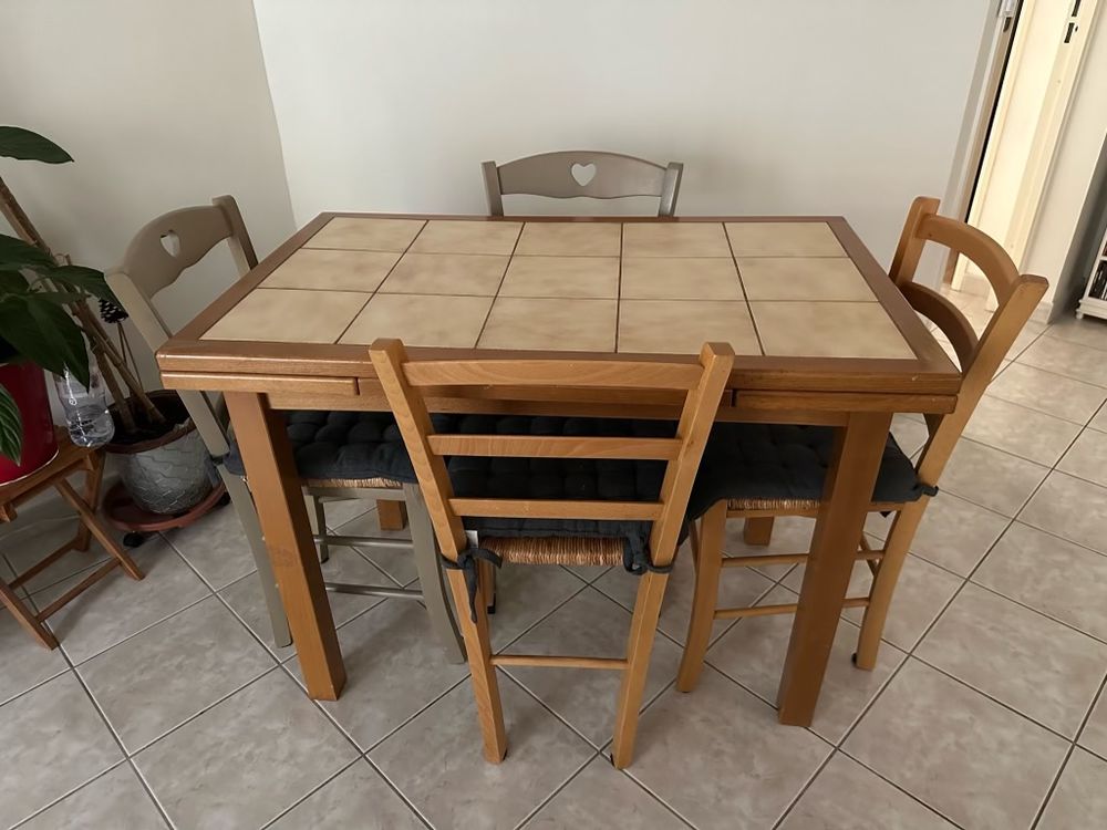 Table en en bois+4 chaises
80 Cr�mieu (38)