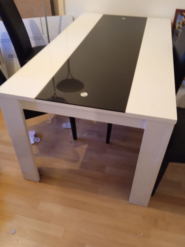 Table en bois laqu� blanc avec partie centrale en verre
100 Grigny (69)