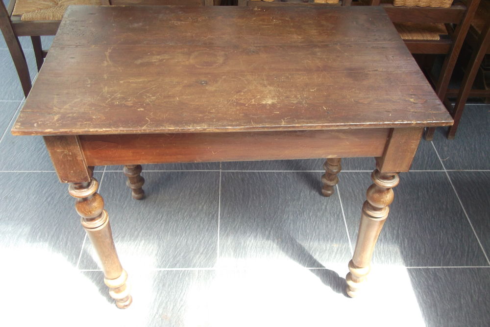 TABLE en BOIS MASSIF de 87 x 53 H. 73 cm 45 Ramous (64)