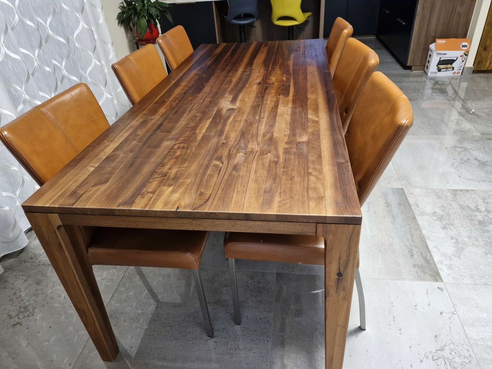 Table en bois massif avec 6 chaises en cuir. 620 Houtaud (25)